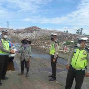 Bahagianya Pemulung Diberi Nasi Kotak Oleh Polres Inhil