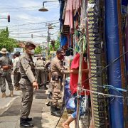 Satpol PP Inhil Tegur PKL yang Berjualan di Trotoar