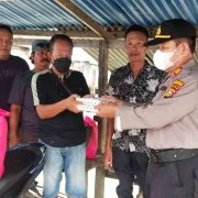Polsek Pulau Burung Bagikan Nasi Kotak kepada Tukang Ojek