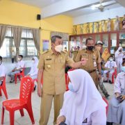 Gubri Tinjau Pelaksanaan Vaksinasi di SMA 11 Pekanbaru, Ini Pesan Syamsuar