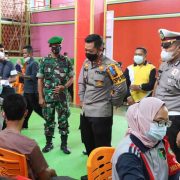 Bertempat di Gor Setia Bhakti Sungai Piring Kec Batang Tuaka, Kapolres Inhil AKBP Dian Setyawan Meninjau Langsung Pelaksanaan Vaksinasi