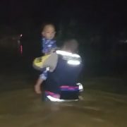 Banjir Setinggi Dada, Bhabinkamtibmas Polsek Kemuning Evakuasi Warga