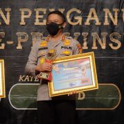 Kapolda Riau Terima Penghargaan Komisi Informasi (KI) Award Riau 2021