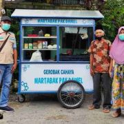 Bentuk Kepedulian Sesama, PLN UP3 Rengat Beri Bantuan Gerobak kepada Usaha Kecil di Tembilahan