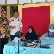Anggota DPRD Inhil Bambang Hermanto Bersama Disdukpencapil Serahkan Alat Rekam KTP-El di Tempuling