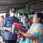 Bupati Inhil Salurkan Bantuan Kepada Warga yang Terkena Longsor di Kecamatan Enok