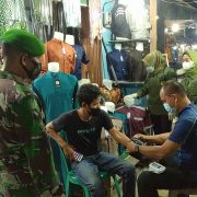 Kodim 0314/Inhil bersama dengan Polkes Lakukan Vaksinasi COVID-19 di Lokasi Pasar Jongkok