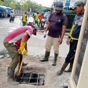 Dinas PU TR Inhil Bongkar Bangunan Diatas Selokan