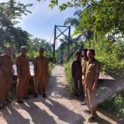 Pemdes Kemuning Tua Tinjau Langsung Jembatan Penghubung Dua Desa