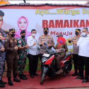 Kunjungan Kerja Ke Dumai, Kapolda Irjen Iqbal Hadiahkan Sepeda Motor Kepada Peserta Vaksin Lansia.