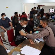 Tinjau Vaksinasi Masaal di Pelalawan, Wakapolda Riau Apresiasi Antusias Masyarakat untuk di Vaksin