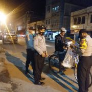 Polsek Tembilahan Berbagi Sahur ke Masyarakat dan Tukang Ojek