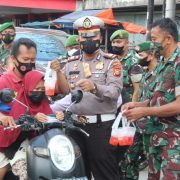 Kodim 0314/Inhil, Polres Inhil dan YVB serta PMSTI Tembilahan Bagikan Takjil Gratis