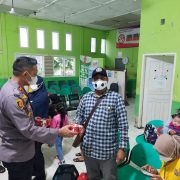 Pemudik Yang Datang Dari Kepri di Suguhkan Takjil Oleh Posyan Polres Inhil