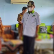 Bupati Inhil Jenguk dan Berikan Bantuan kepada Warga Penderita Tumor di Kepala