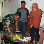 Anggota Staf Intel Beserta Keluarga dan Honorer Kodim 0314/Inhil Beri Kejutan di Hari Ulang Tahun Lettu lnf Delmy Armansyah