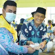 Wabup Inhil Serahkan Uang Saku JCH Saat di Emberkasi Antara di Kota Pekanbaru