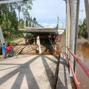 Abrasi, Jembatan di Desa Sungai Nyiur Kecamatan Tanah Merah Putus