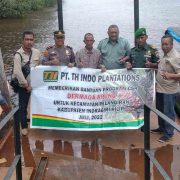 Bentuk Kepedulian, PT. TH-Indo Plantations Bangun dan Serahkan Dermaga Apung ke Masyarakat Pelangiran