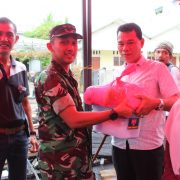 Dandim 0314/Inhil Serahkan Bantuan Sembako Pada Pemilik Kios Korban Kebakaran di Pasar Pagi Tembilahan