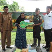Komandan Kodim 0314/Inhil Serahkan Secara Simbolis Kunci RTLH Pada Salah Satu Warga Desa Tanjung Siantar