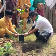Silaturrahmi ke Desa Rawang Binjai, Ketua DPD HKTI Riau Serahkan Bibit Mangga dan Kelapa