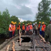 Kadis PUTR Inhil Turun Langsung Awasi Pekerjaan Jalan Desa Igal Yang Sempat Viral