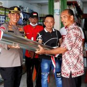 Kapolres Inhil Kembali Serahkan Bantuan Untuk Korban Musibah Tanah Longsor di Kecamatan Enok