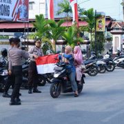 Cinta Terhadap Simbol NKRI, Polres Inhil Bagikan Bendera Merah Putih Pada Pengguna Jalan