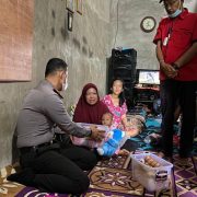 Peduli Terhadap Sesama, Polsek Tembilahan Hulu Dor to Dor Datangi Rumah Warga Bagikan Sembako