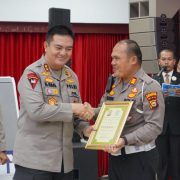 Kapolda Riau Beri Penghargaan kepada Kasat Lantas Polres Inhil yang Berprestasi
