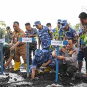 Wakapolda Riau Bersama Danrem 031 WB Pimpin Penanaman Mangrove Nasional Secara Serentak Di Dumai