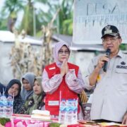 Bupati HM Wardan Didampingi Ketua PMI Inhil Serahkan Bantuan kepada Korban Kebakaran di Desa Pebenaan