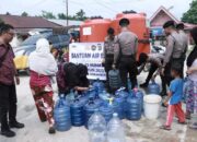 Kemarau Panjang, Warga Terima Bantuan Air Bersih dari Polres Inhil