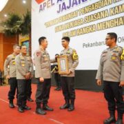 Anggota Bhabinkamtibmas Polsek Tembilahan Terima Penghargaan dari Kapolda Riau