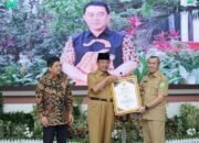Bupati Inhil HM WARDAN Terima Piagam Penghargaan Capaian Jaminan Kesehatan Semesta Universal Health Coverage
