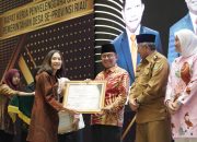 Sukses Lakukan Percepatan Pembangunan Desa, Bupati Inhil HM WARDAN Terima Lencana Bhakti Desa Pertama