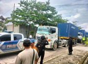 Polres Inhil dan Brimob Polda Riau Kawal Logistik Surat Suara Pemilu 2024 dari Siak Menuju Inhil
