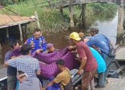 Personil Satpolairud Polres Inhil Sigap Antarkan Warga Yang Sakit Dari Pelosok Desa Menuju Ibu Kota