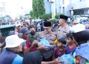 Polres Inhil Berbagi Nasi Kotak kepada Masyarakat