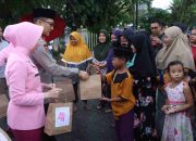 Didampingi Ketua Bhayangkari, Kapolres Inhil Bagi-bagi Takjil