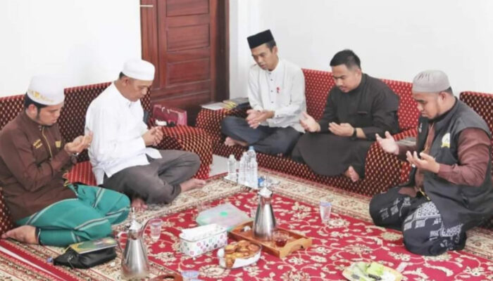 Pj. Bupati Herman Bersilaturahmi ke Rumah UAS Omak Kampar