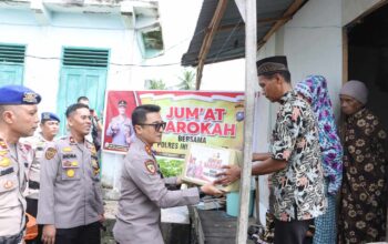 Polres Inhil melaksanakan Jumat Barokah ke Marbot Surau