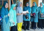 Pj Ketua TP-PKK Inhil Serahkan Shodaqah dan Infaq di Akhir Ramadhan 1445 H