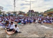 Pj Bupati Herman Bersama Keluarga Shalat Idul Fitri 1445 H di Lapangan Gajah Mada Tembilahan