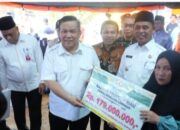 Pj. Bupati Inhil Dampingi Pj. Gubri Salurkan Bantuan Sosial Bagi Korban Bencana Longsor di Tembilahan Hulu