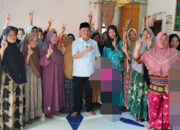 Emak Emak Teluk Pinang Kompak Salam Dua Jari Pilih Fermadani