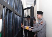 Jum’at Berkah, Kapolres Inhil Bagikan Makanan kepada Tahanan di Rutan Polres Indragiri Hilir