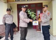 Momen Ulang Tahun Anggota Polsek Kuindra Terima Hadiah Bibit Pohon Waru