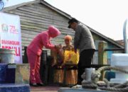 Polres Indragiri Hilir Salurkan 200 Paket Sembako kepada Warga Pesisir Sungai Indragiri dalam Rangka Hari Bhayangkara ke-79